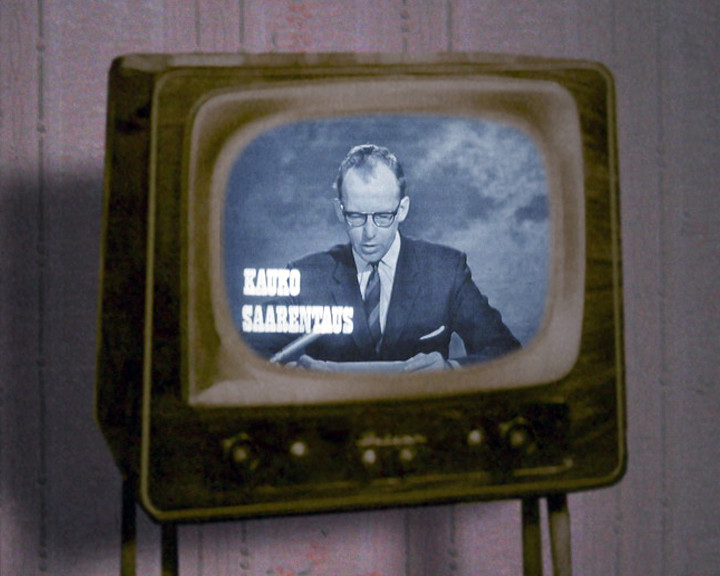 A wooden television set on legs shows a newsreader at a desk, captioned "Kauko Saarentaus".